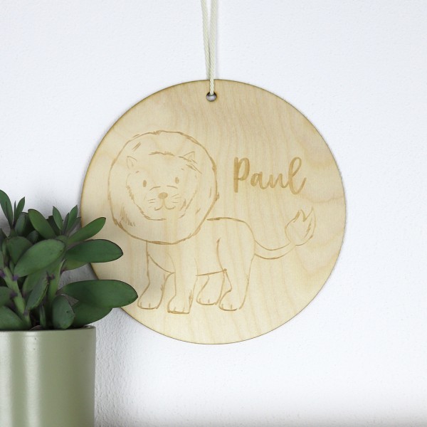 Holzschild Gravur verspielt Löwe mit Wunschnamen und Pflanzendeko
