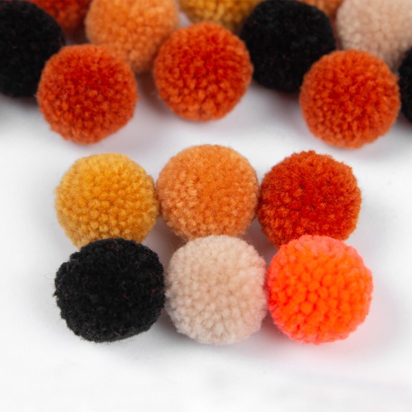 Set Garnpompons in den Farben orange und schwarz