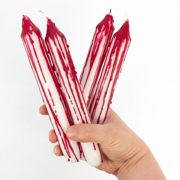 blutende weiße Kerzen für Halloween