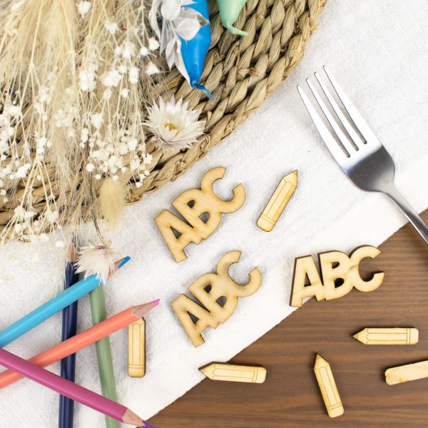 Streudeko aus Holz mit Buchstaben und Stift