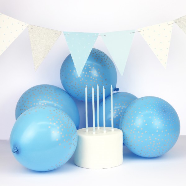 Girlande mit blau gepunkteten Luftballons und Kerzen auf Fondant Torte