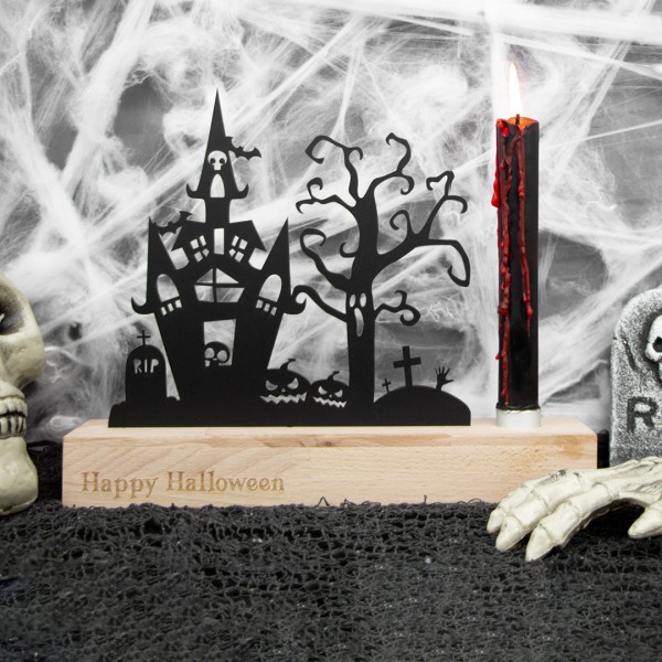 Holzleiste mit Halloween Town Silhouette, Happy Halloween Schrift und Kerzeneinsatz