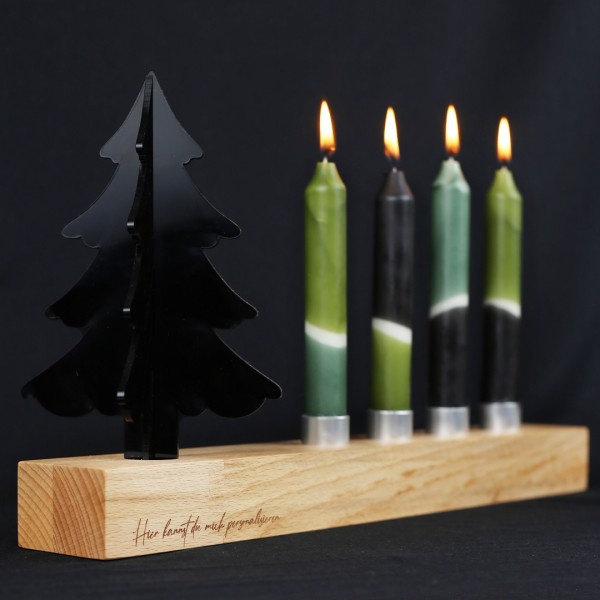 personalisierbarer Kerzenständer "Tannenbaum" mit brennenden Kerzen