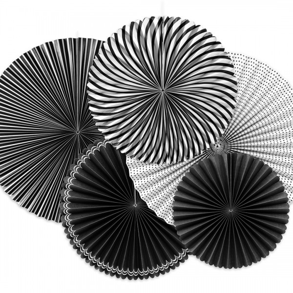 5 schwarzweiße Papierrosetten mit unterschiedlichen Mustern vor weißem Hintergrund
