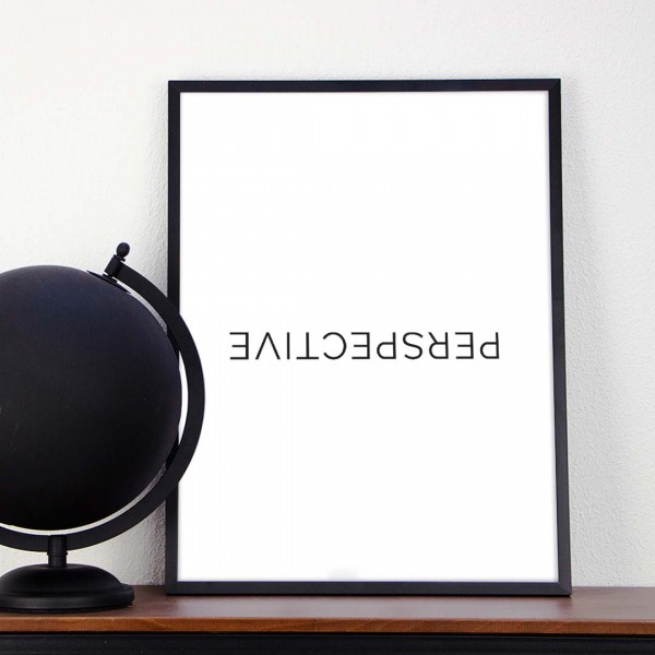 Poster Typographie "Perspective" in einem schwarzen Rahmen neben einem schwarzen Globus