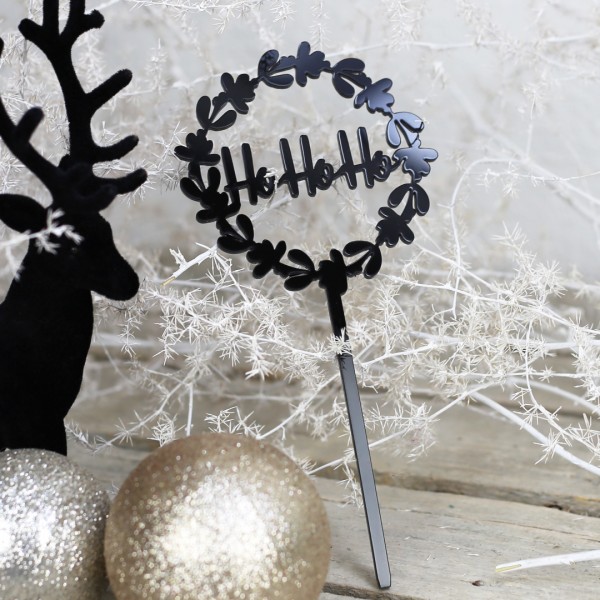 Cake Topper Kranz Ho Ho Ho in Acryl schwarz neben Weihnachtsdeko