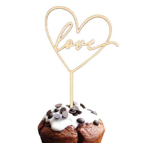 Cake Topper mit einem Herz in dem "love" steht, in einen Muffin gesteckt