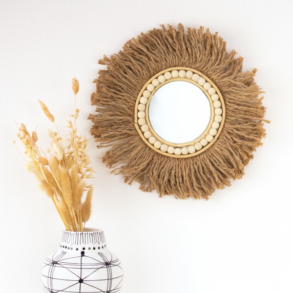 Spiegel | Makramee an einer Wand mit einer Vase mit Trockenblumen