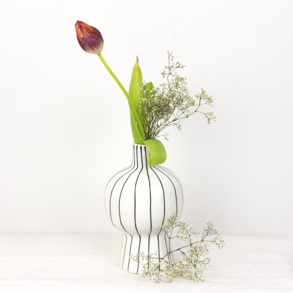 Vase gestreift klein aus Porzellan mit Blumen